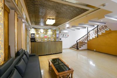 Collection O 50114 S R Grand Charbagh