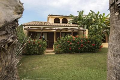 Tranquil Lantana Resort Hotel and Apartments 1-2km From Nora Beach
