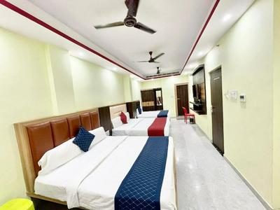 Hotel LV Palace - near Ghats & Temples