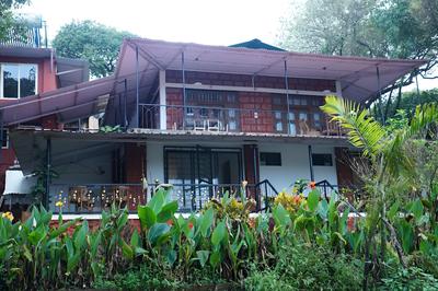 Hotel Godai Girikunj