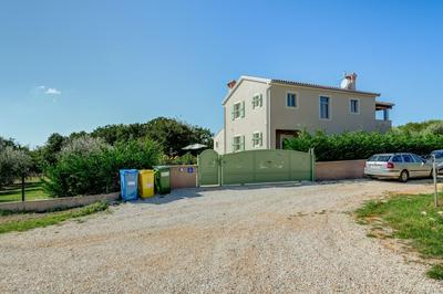 Villa in Srebrnici With Pool Near Marea Beach