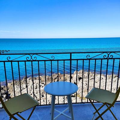 Room in Guest Room - Central Room With Balcony And Amazing Sea View