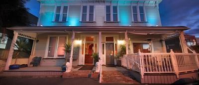 Shooters Saloon Bar Hotel & Cabins