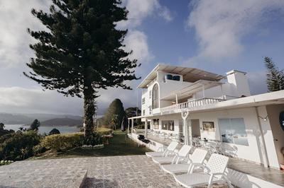 Paradise Lake Hotel