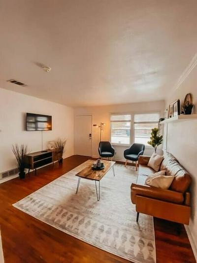 The Burrow-Cozy 3 BDRM HM - Free Parking