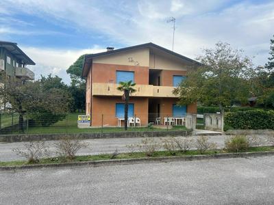 Bright Villa Flat With Shared Garden