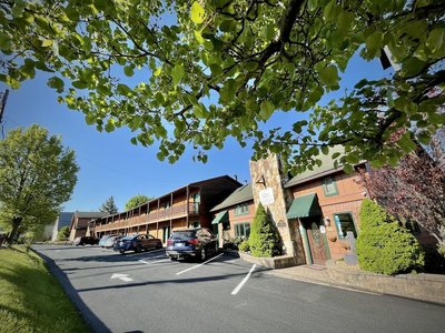 LakeFront Lodge