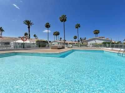 Central Bungalow With Pool