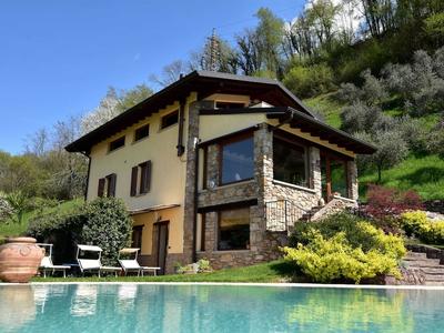 Flat by Lake Iseo With Mountain Views