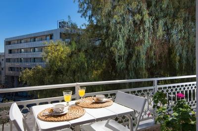 Bright stylish flat 10' walk to centre