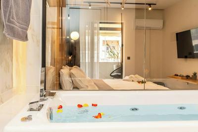 Luxury Suites with JACUZZI by Sea&theCity