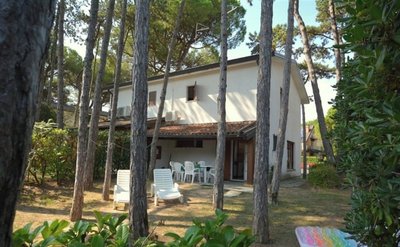 Private Fenced Garden House at 300mt From Lignano Pineta Beach