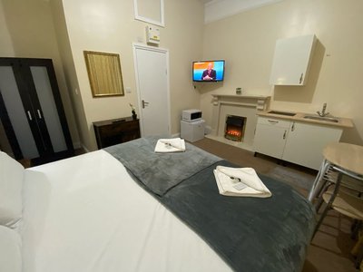 Ground-Floor Super King or Twin Studio Apartment with Free Private Parking