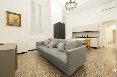 Airy 5BR Flat with Balcony - Old Town
