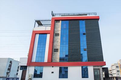 OYO 5253 Hotel Orange Lily