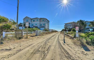 1 Ocean Fun:' Emerald Isle Apt, Steps to Beaches!
