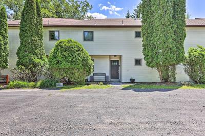 Mtn-view Gem w/ Deck & Hot Tub in Tannersville