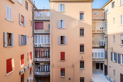 Monolocale tra Piazza del Nettuno e le Due Torri