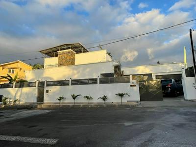 Spacious 4-bed Villa in Flic en Flac Roof top bar