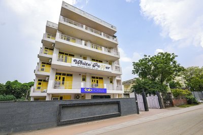 Fabhotel The White Pepper