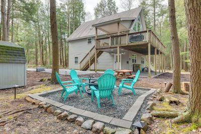 Lakefront Poconos Cabin w/ Deck & Game Room