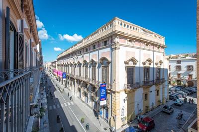 Charming Apartment in the City Center by Wonderful Italy