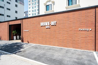 Brown Dot Hot Spring Yu-Seong