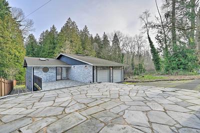 Shoreline Home w/ Deck ~ 14 Mi to Downtown Seattle