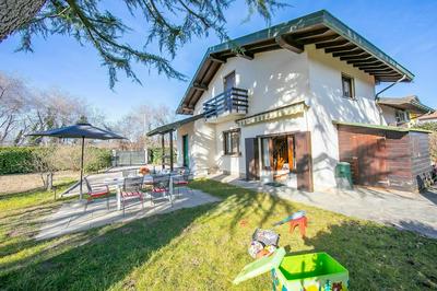 Cedar House Villa Few Minutes From Lake