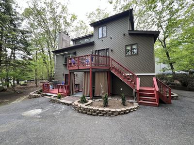 Pocono Escape - Cozy 5br - Sauna-billiard 5 Bedroom Home by RedAwning