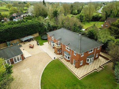 Stratford 4 BR Family Mansion With Pool, Gym & BBQ, Photo 2