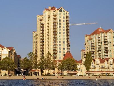 Sunset Waterfront Resort by DKRA