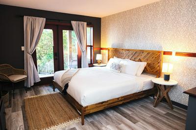 Tofino Oceanfront Hotel Suite 2