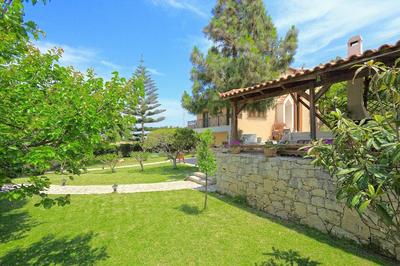 Villa Karteros with private pool