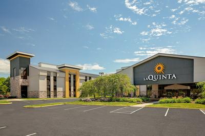 La Quinta Inn & Suites by Wyndham Detroit Metro Airport