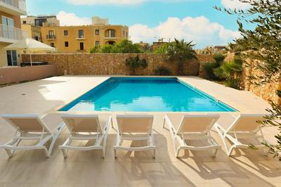 Comfortable Home With hot tub and Communal Pool