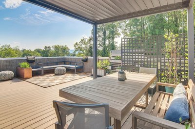 Rooftop Deck, Sweeping Views: Chic Home in Brevard