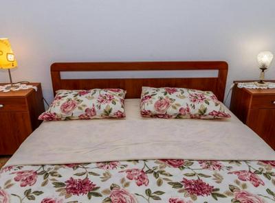 Charming and Cozy Okrug Gornji Apartment With Balcony