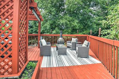 Pittsburgh Retreat w/ Deck ~ 4 Mi to Dtwn!