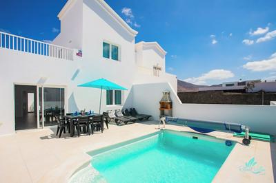 2-bed Villa in Playa Blanca By Retreat Villas
