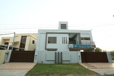 Cuzzy Inn Hotel Lahore