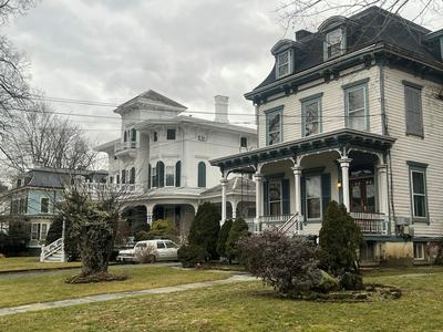 2 Br Victorian Apt 2800 sq ft 2 Floors With Full Kitchen 2 Baths and Laundry