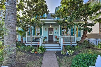 5 Blocks to Beach: Coastal Cottage in Galveston!