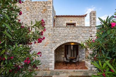Mani Stone Luxury Villa - Escape to the Poolside