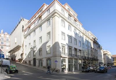 JOIVY Gorgeous 2-bed home, 3 mins from Lisbon Cathedral