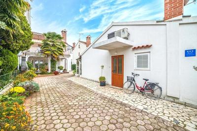 Apartments Paliaga
