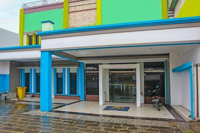 OYO 92469 Hotel Sahabat