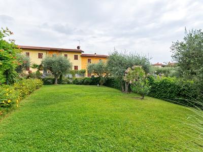 Vibrant Holiday Home in Lazise with Swimming Pool near Lake