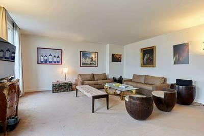 Superb Arc de Triomphe Apartment