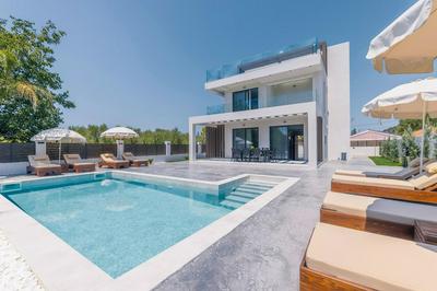 Villa Infinity Ena in Kalamaki